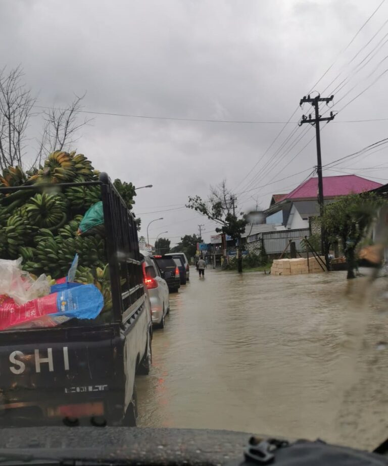 Jalur Sampang dan Bangkalan Banjir, Jalan Nasional Madura Lumpuh Total Lebih Dari 12 Jam