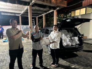 PLN UP3 Pamekasan Beri Bantuan 100 Paket Sembako untuk Masyarakat Korban Banjir Madura