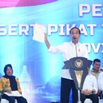 Presiden Jokowi Serahkan Ribuan Sertifikat Tanah Elektronik Hasil Redistribusi Tanah di Banyuwangi