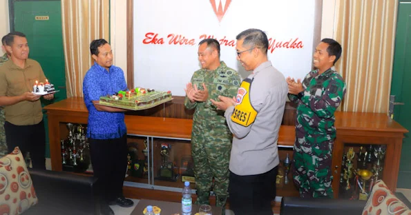 Sinergitas TNI-Polri, Polres Ngawi Beri Tumpeng dan Kue Ulang Tahun ke Yon Armed 12 Kostrad