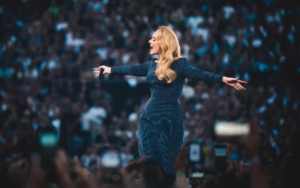 Adele Terharu, Celine Dion Hadiri Konsernya