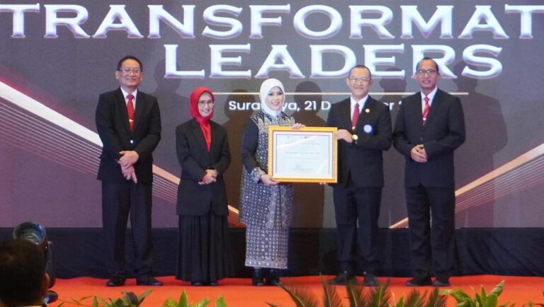 Kajati Jatim Menerima Penghargaan “Inspiring Restorative Justice and Humanity” dalam kegiatan Pasca Award 2024 oleh Sekolah Pascasarjana Universitas Airlangga (SPS UNAIR)