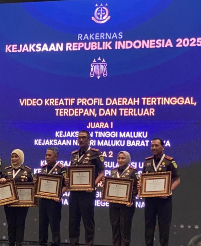 Kajati Agoes SP Menerima Piagam Penghargaan Juara 1 Video Kreatif Profil Daerah 3T Dalam Closing Ceremony Rakernas Kejaksaan Republik Indonesia Tahun 2025