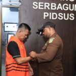 Kejaksaan Tinggi Maluku Menerima Penyerahan Tersangka dan Barang Bukti Dalam Perkara Dugaan Korupsi Pengadaan Alkes Pada Dinas Kesehatan Kabupaten Buru Dari Penyidik Ditreskrimsus Polda Maluku