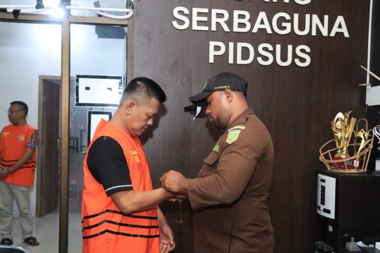 Kejaksaan Tinggi Maluku Menerima Penyerahan Tersangka dan Barang Bukti Dalam Perkara Dugaan Korupsi Pengadaan Alkes Pada Dinas Kesehatan Kabupaten Buru Dari Penyidik Ditreskrimsus Polda Maluku