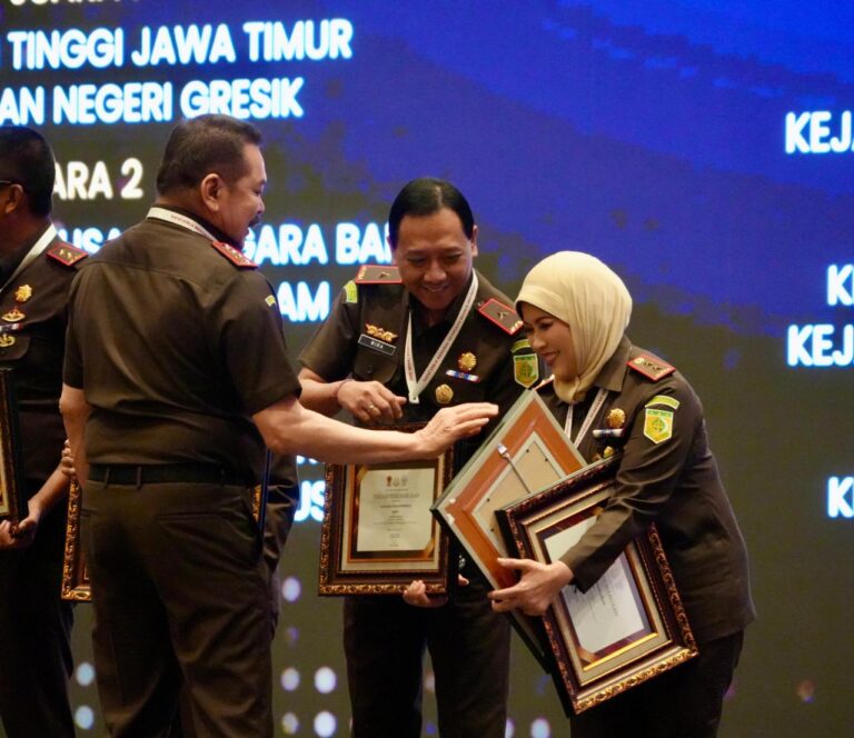 Kejati Jatim Memperoleh Penghargaan Berkaitan Dengan Penampilan Video Restorative Justice Terbaik Dan Paduan Suara Mars Jam Pidum Terbaik