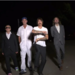 Aksi Panggung Memukau RHCP Tutup Rangkaian Konser Amal FireAid