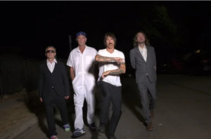 Aksi Panggung Memukau RHCP Tutup Rangkaian Konser Amal FireAid