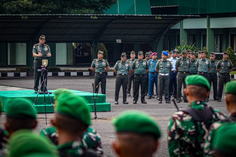 Pangdam V/Brawijaya Pimpin Upacara 17-an dan Berikan Penghargaan Prajurit Berprestasi 2025