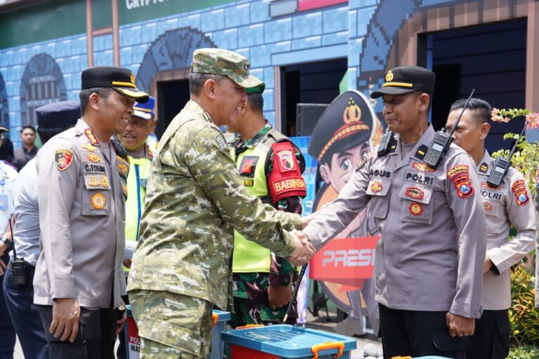 Kapolri Tinjau Terminal Purabaya Didampingi Pangdam V/Brawijaya Pastikan Keamanan Mudik Lebaran dan Kesiapan Transportasi Nasional