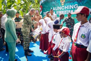 Pangdam V/Brawijaya Hadiri Launching 200 Jembatan Perintis Garuda Bersama Kasad di Nganjuk