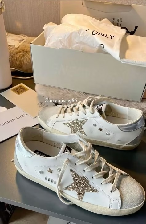 GOLDEN GOOSE VS COMMON PROJECTS: ¿QUÉ ZAPATILLA DE LUJO SE ADAPTA A TU ESTILO?