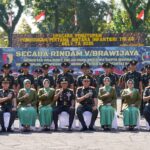 Ketua Persit Kartika Chandra Kirana PD V Brawijaya Ibu Vira Rudy Saladin Dampingi Pangdam V/Brawijaya pada Penutupan Dikmaba Infanteri TNI AD Gelombang I TA 2026 di Jember