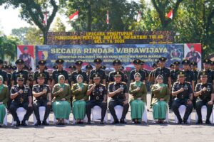 Ketua Persit Kartika Chandra Kirana PD V Brawijaya Ibu Vira Rudy Saladin Dampingi Pangdam V/Brawijaya pada Penutupan Dikmaba Infanteri TNI AD Gelombang I TA 2026 di Jember