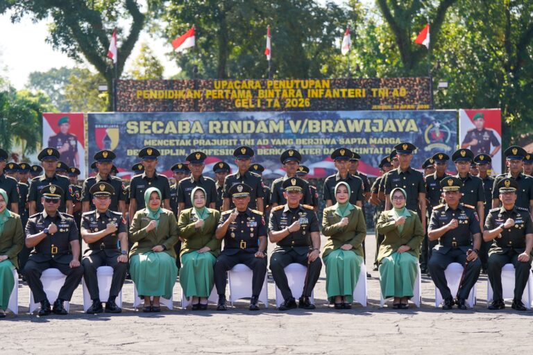 Ketua Persit Kartika Chandra Kirana PD V Brawijaya Ibu Vira Rudy Saladin Dampingi Pangdam V/Brawijaya pada Penutupan Dikmaba Infanteri TNI AD Gelombang I TA 2026 di Jember