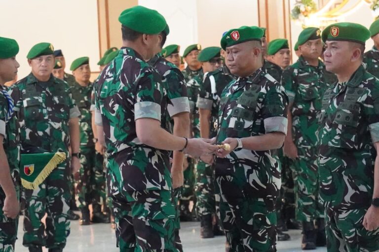 Pangdam V/Brawijaya Tegaskan Regenerasi Kepemimpinan Melalui Sertijab Danrem 084 BJ dan Pejabat Golongan IV