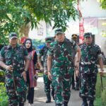 Dampingi Pangdam V/Brawijaya Danrem 084/BJ Tinjau Pembangunan Jembatan Perintis Garuda