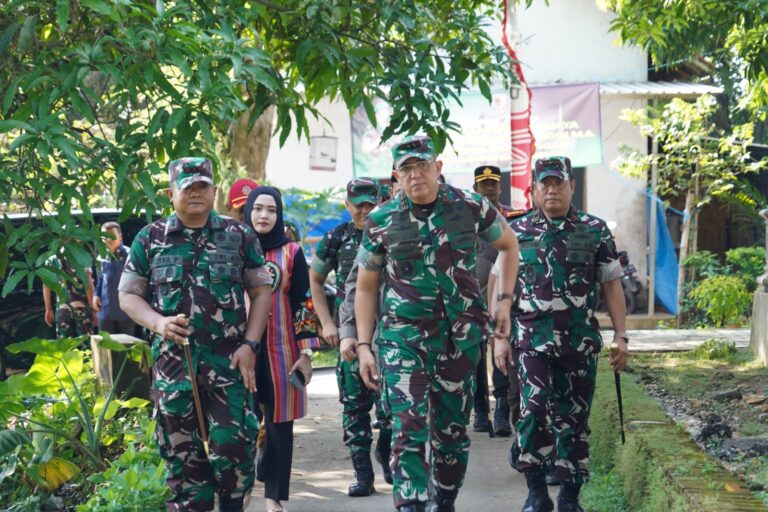 Dampingi Pangdam V/Brawijaya Danrem 084/BJ Tinjau Pembangunan Jembatan Perintis Garuda