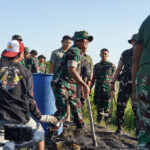 Danrem Tinjau TMMD, Turun Langsung Ajarkan Cara Membuat Adonan di Slempit
