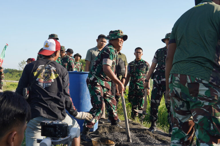 Danrem Tinjau TMMD, Turun Langsung Ajarkan Cara Membuat Adonan di Slempit