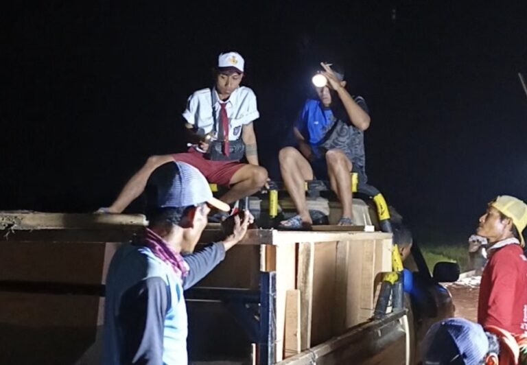 Penampakan Anak SD, Saat Kerja Malam Hari di TMMD 128 Gresik