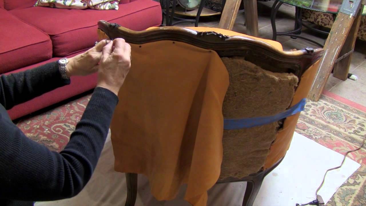 how much does it cost to reupholster a chair